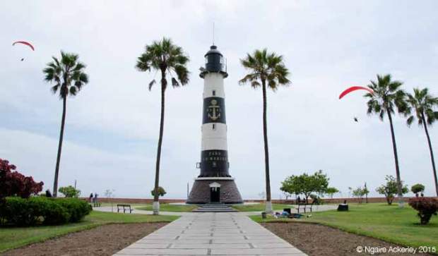 Lighthouse in Miraflores with paragliders