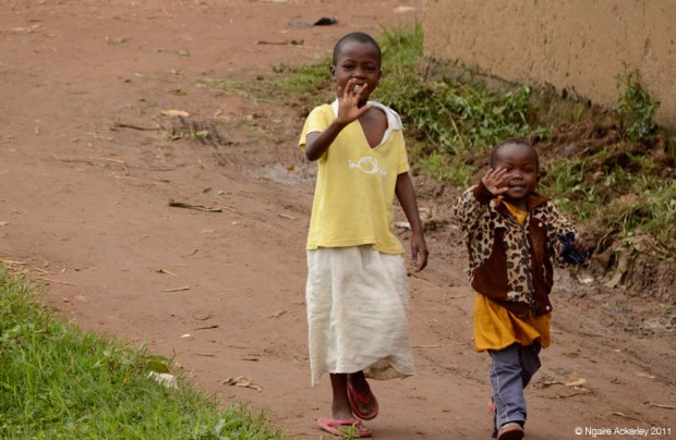 African children waving