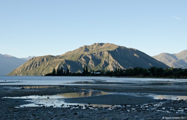 Wanaka Lake as the sun goes down